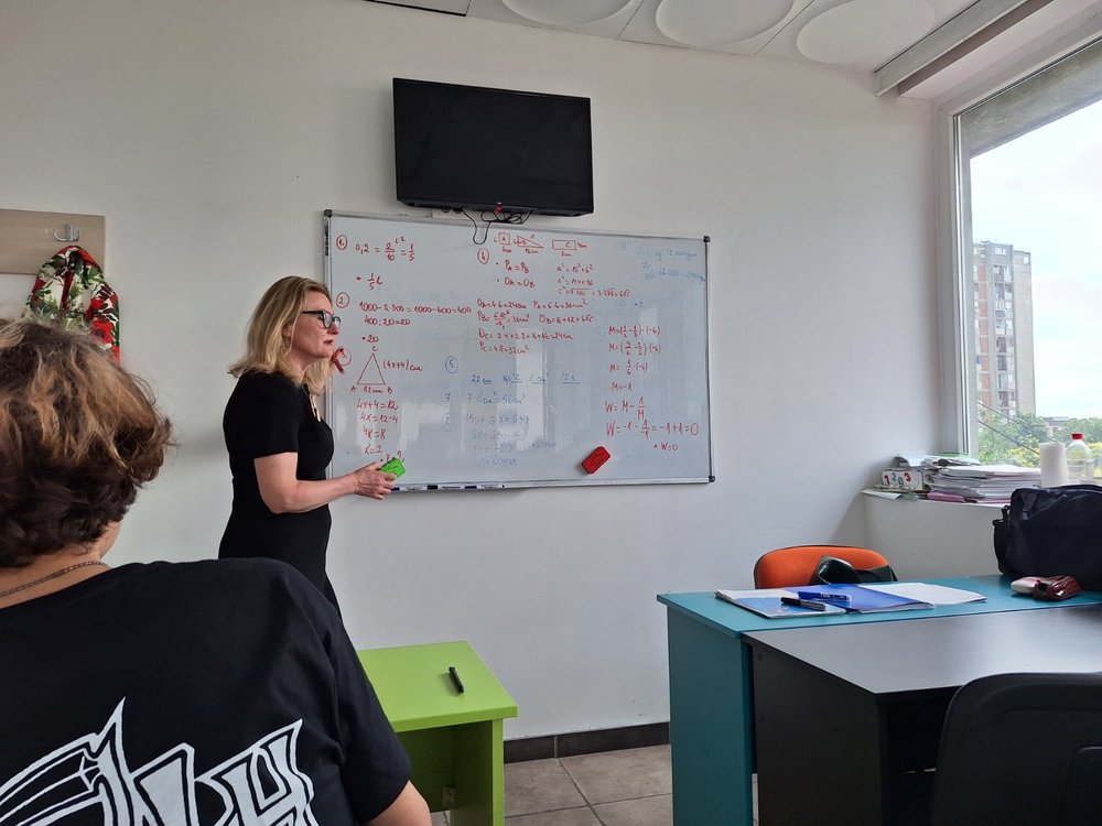 Profesorka objašnjava gradivo na tabli