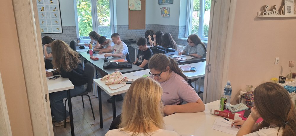 Učenici uče i rešavaju zadatke na času